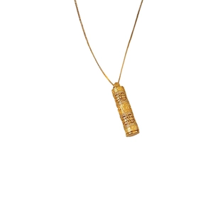Collana dorata con pendente cilindrico traforato in zircone e catena raffinata