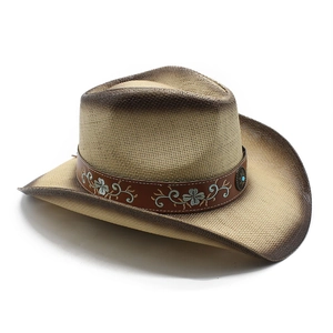 Détail d'un chapeau de cowboy en paille avec broderies florales et rivet en turquoise