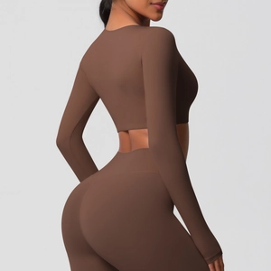 Ensemble de yoga marron moulant avec haut à manches longues et legging taille haute