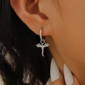 Boucles d'oreilles dragon minimalistes en argent avec fermoir créole et pendentif dragon