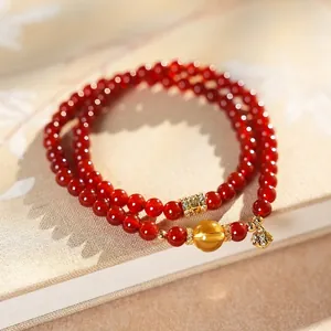 Bracelet multicouche en perles d'agate rouge avec plaqué or 18 carats et pendentif