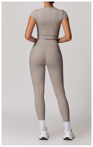Vista posteriore leggings yoga tortora a vita alta con cucitura a V e top a maniche corte