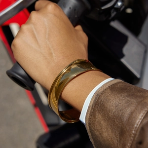 Bracelet jonc ouvert en acier inoxydable plaqué or 18k porté par un mannequin