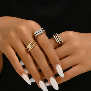 Anelli geometrici multistrato minimalisti in finitura oro e argento da donna