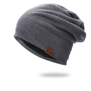 Berretto in maglia grigio scuro con calda fodera in pile ed etichetta in pelle F&S