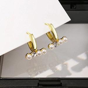 Boucles d'oreilles cœur géométriques dorées avec perles blanches et zircons brillants