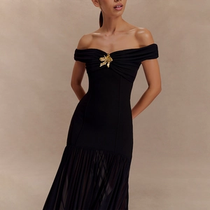 Elegantes schwarzes trägerloses Kleid mit goldener Schnalle und transparentem Netzsaum