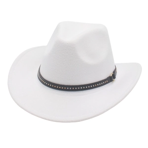 Chapeau de cowboy blanc avec ceinture en cuir clouté et large bord incurvé de style western