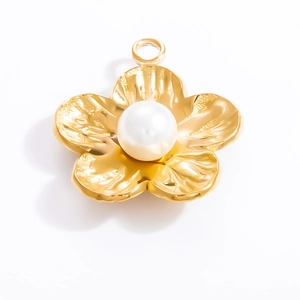 Eleganter 18k Gold Blumenanhänger mit Perle und texturierten Blättern auf weißem Grund