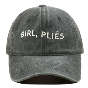 Détail de la broderie blanche GIRL PLIES sur une casquette en coton gris délavé vintage