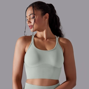 Détail du soutien-gorge de sport sans couture vert sauge avec texture côtelée et col en U