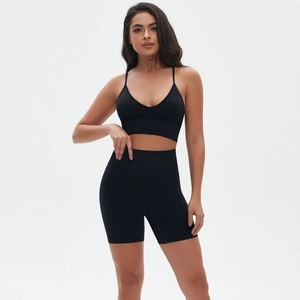 Detailansicht des schwarzen nahtlosen Yoga-Sets mit V-Ausschnitt Sport-BH und Shorts