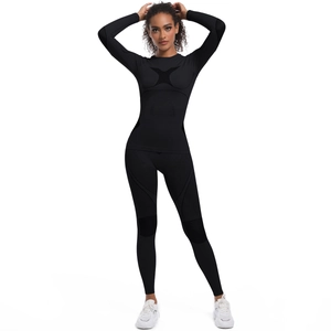Détail de la tenue de compression noire sans couture avec textures tissées fonctionnelles