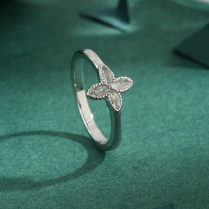 Elegant Copper Four-Leaf Clover Rhinestone Ring Fashion Micro-Pave Simple Silver Ring Jewelry For Women Daily Dating Gift