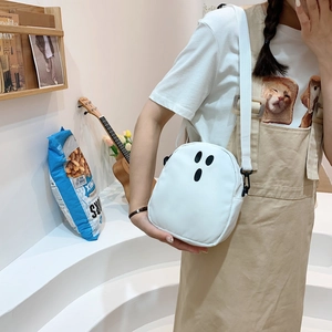 Gros plan d'un sac bandoulière blanc en toile avec motif fantôme mignon et sangle ajustable