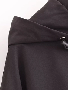 Détail de la capuche noire du coupe-vent avec cordon de serrage et texture en tissu tissé