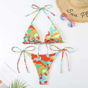 Bikini abstrait coloré avec chapeau de paille et lunettes de soleil pour les vacances
