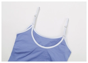 Détail du haut de yoga lilas avec bordure blanche contrastée et boucles réglables