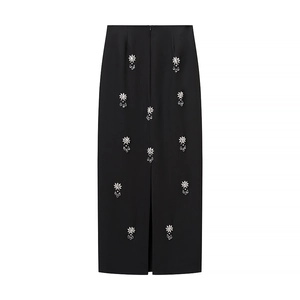 Vue détaillée arrière d'une jupe crayon noire avec perles en cristal et fente au dos