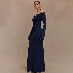 Robe longue bleu foncé à épaules dénudées avec corsage froncé et manches évasées élégantes