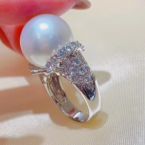 Luxe barokke ring met grote witte parel en micro-geplaveide sprankelende kristallen