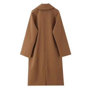 Rückansicht eines klassischen karamellbraunen langen Trenchcoats mit feinen Nähten