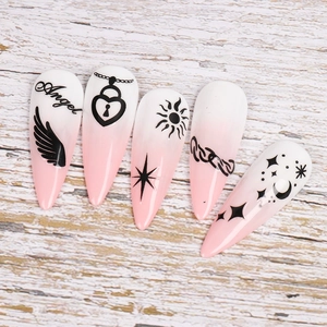 Détail de stickers ongles dégradé rose avec motifs ailes d'ange et lune argentés