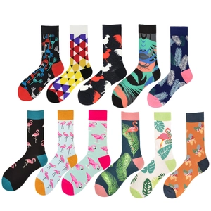 Bunte Baumwollsocken mit Flamingo- und geometrischen Mustern auf weißem Hintergrund