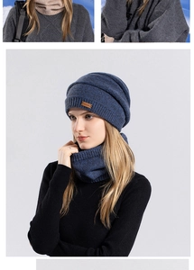 Gros plan détaillé du bonnet et de l'écharpe en tricot bleu foncé avec texture côtelée