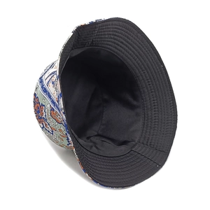 Détail d'un chapeau bob réversible avec motif paisley et doublure noire douce