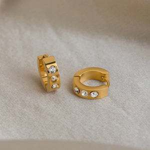 Créoles minimalistes en acier inoxydable plaqué or 18 carats avec trois zircons