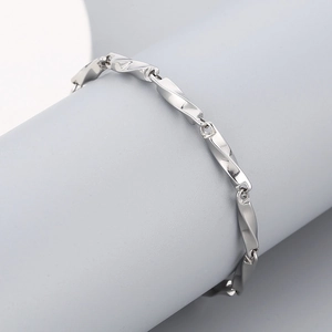 Vue détaillée du bracelet Mobius en acier inoxydable argenté avec maillons torsadés