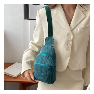 Detailansicht der dunkelgrünen Cord-Brusttasche mit Rippstruktur und verstellbarem Gurt