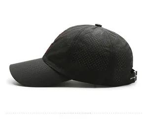 Vista laterale del berretto da baseball in mesh traspirante nero con fibbia in metallo