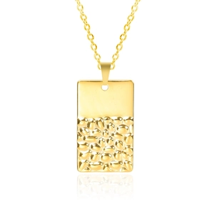 Détail du pendentif rectangulaire plaqué or 18k avec texture lisse et martelée au centre
