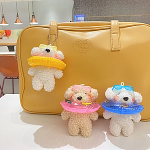 Ciondoli per cani in peluche con salvagenti colorati e occhiali su borsa gialla