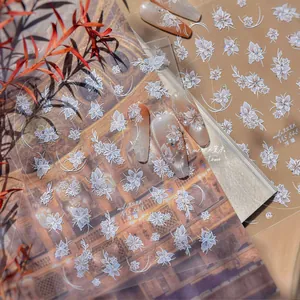 Détail des stickers ongles fleurs blanches gaufrées MS 848 avec texture 3D et feuilles