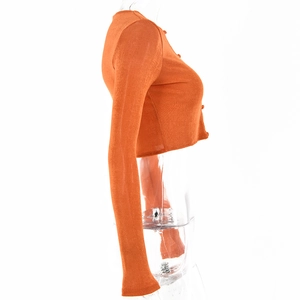 Vue latérale du gilet court orange avec texture en maille fine et fermeture à boutons
