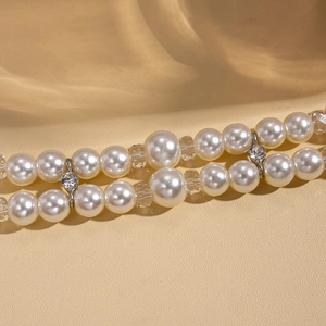 Makroansicht der doppelreihigen Barockperlenkette mit Kristallen und Strass-Verschluss