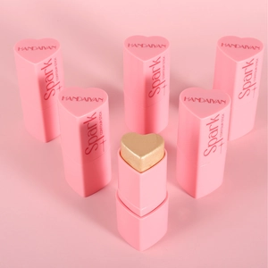 Details von herzförmigen Glitzer-Konturstiften in rosa Verpackung mit goldenem Schimmer