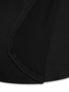 Macro-detail van de elastische zwarte yogarok met nauwkeurige gebogen overlockstiksels