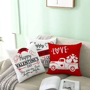 Tre cuscini di San Valentino con stampe festive su un divano accogliente