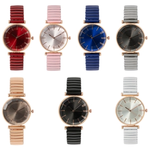 Dettaglio di sette orologi elastici da donna con vetro sfaccettato e indici in strass