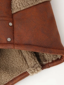 Veste marron en peau lainée avec extérieur en daim synthétique et boutons métalliques