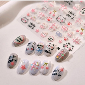 Vue détaillée d'autocollants pour ongles chat avec étoiles roses et motifs cupcakes