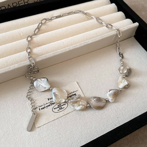 Collana a catena d'argento con madreperla bianca e chiusura OT in portagioie di velluto
