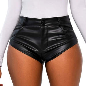 Detail von schwarzen Kunstleder-Shorts mit hoher Taille, Knopf und enger Passform