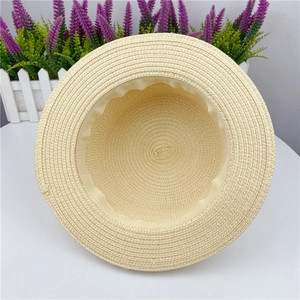 Détail de l'intérieur du chapeau de paille tissé avec bandeau et bordure en dentelle