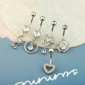 Ensemble de 5 piercings de nombril argentés avec zircons en forme de goutte et cœur