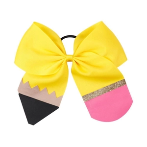 Dettaglio di un fiocco creativo a forma di matita in nastro grosgrain giallo con elastico